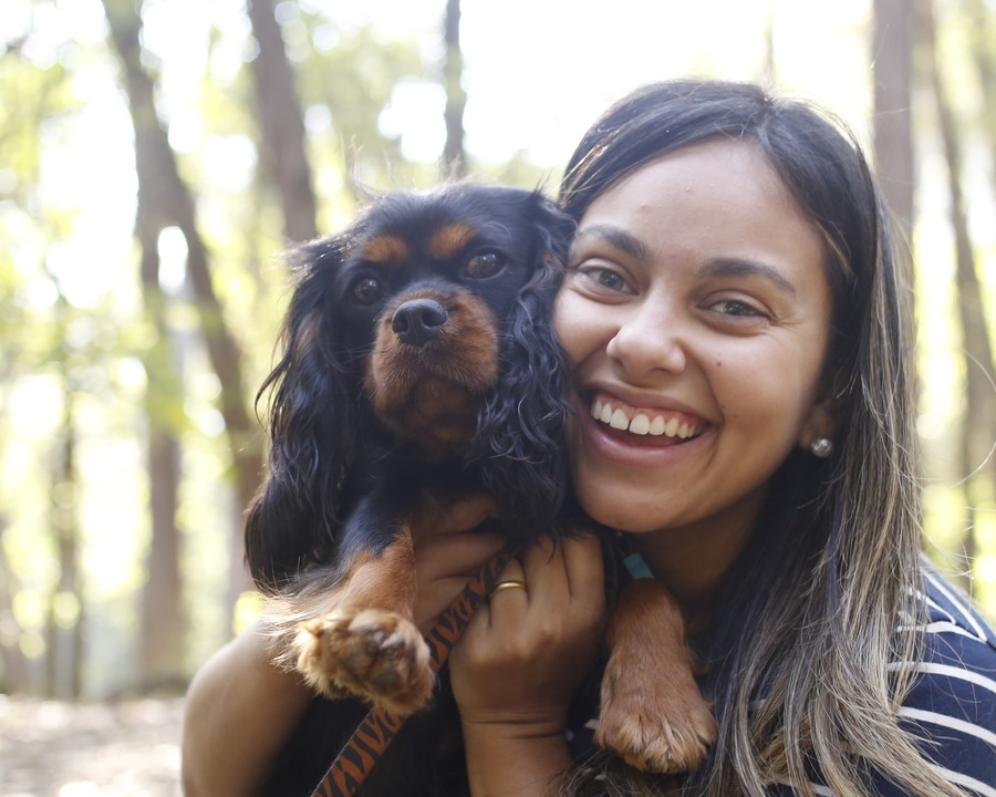 Dra. Luciane, veterinária especialista em comportamento canino e na raça Cavalier King Charles